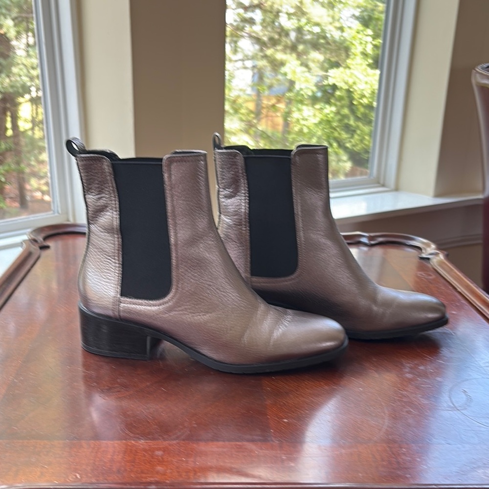 Elegant Reaction Kenneth Cole Pewter salt Chelsea boot